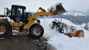 Κακοκαιρία: Αποκλεισμένοι δρόμοι από το χιόνι και πλημμύρες στον Αλφειό