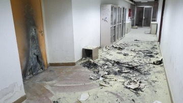 Στόχος βανδάλων το ΑΠΘ - Έκαψαν διάδρομο της Πολυτεχνικής Σχολής