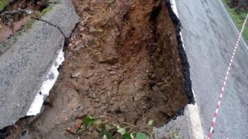 Φωτογραφία από Μεσσηνία: Βούλιαξε ο δρόμος στον Ταΰγετο