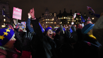 Brexit: Πανηγυρισμοί έξω από τη Βουλή των Κοινοτήτων στο άκουσμα της απόφασης (βίντεο)