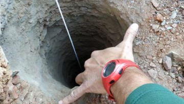 Πάνω από 100 άνθρωποι προσπαθούν να βρουν ένα 2χρονο αγοράκι που έπεσε σε τρύπα βάθους 100 μέτρων 