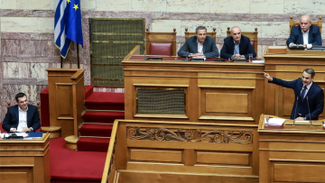 Ξεκινά η μάχη στη Βουλή για την ψήφο εμπιστοσύνης στην κυβέρνηση-κουρελού