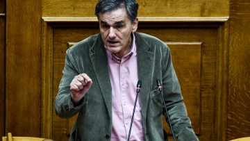 Απίστευτη ομιλία Τσακαλώτου στη Βουλή: Ο... μαλλιαρός βασιλιάς, η «Μαύρη Οχιά» και ο Μάρτιν Λούθερ Κινγκ!