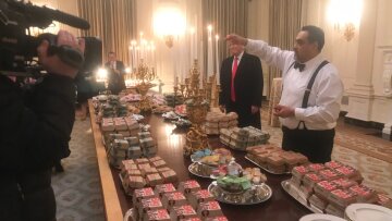 Ο Τραμπ έκανε τραπέζι στο Λευκό Οίκο με μπέργκερ λόγω του shutdown