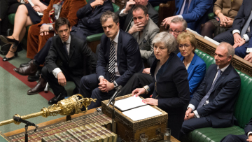 Brexit: Τι σημαίνει η συντριβή της Μέι - Πού βαδίζει η Βρετανία