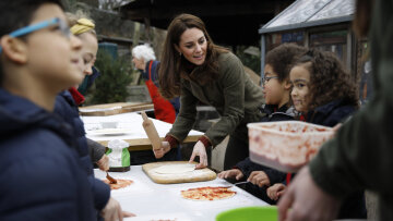 Κέιτ Μίντλετον: Πώς απάντησε όταν παιδί τη ρώτησε αν η βασίλισσα τρώει πίτσα