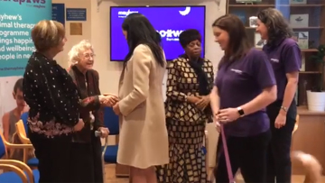 H... φουσκωμένη κοιλιά της Meghan Markle «έκλεψε» τα φλας των φωτογράφων 