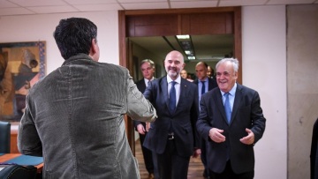 Μοσκοβισί: «Ναι» στην αύξηση του κατώτατου μισθού, αλλά υπό προϋποθέσεις