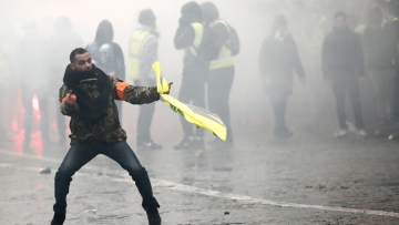 «Κίτρινα γιλέκα» στη Γαλλία: Άγριες συγκρούσεις και επεισόδια στο Παρίσι
