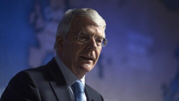 Τζον Μέιτζορ προς Μέι: Ασε τις «κόκκινες γραμμές» σου για το Brexit