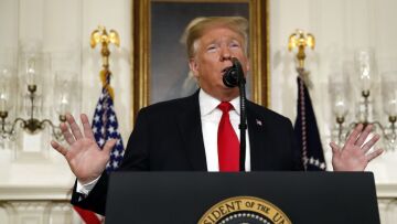 Τραμπ: Προσωρινή προστασία στους μετανάστες με αντάλλαγμα το τείχος