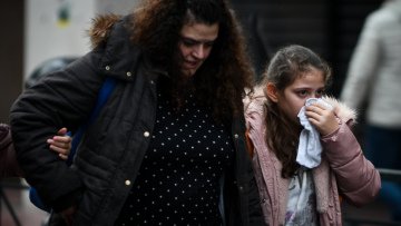 Φωτογραφίες: Πολίτες προσπαθούν να προφυλαχθούν από τα χημικά