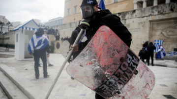 Ακραία στοιχεία τραυμάτισαν σοβαρά εικονολήπτη καταγγέλλει η ΕΡΤ