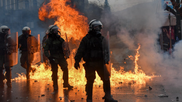 Συλλαλητήριο για τη Μακεδονία: «Σταματήστε τα χημικά, μην τα βάζετε με 2 εκατ. Ελληνες», φώναζαν από τα μεγάφωνα  - Δείτε βίντεο 