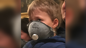 Συλλαλητήριο για τη Μακεδονία: Viral στο διαδίκτυο η φωτογραφία του μικρού με τη μάσκα 