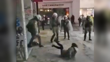 Βίντεο: Τα ΜΑΤ σωριάζουν στο έδαφος διαδηλώτρια στην Ερμού