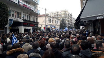 Λαοθάλασσα στο συλλαλητήριο για τη Μακεδονία στη Βέροια