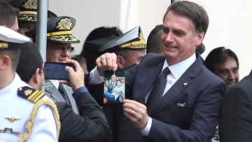 Βραζιλία: Το πρώτο σκάνδαλο που αντιμετωπίζει ο Μπολσονάρου αφορά τον γιο του 