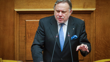 Βουλή: Το «παλιό» Σύνταγμα των Σκοπίων κατέθεσε ο Κατρούγκαλος!