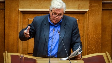 Βουλή: Ο Παπαχριστόπουλος στηρίζει Πρέσπες και ασπάζεται Κουντουρά