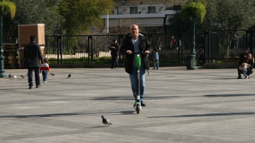 Τα ηλεκτρικά πατίνια «κατακτούν» το κέντρο της Αθήνας - Πού θα τα βρείτε