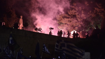Βίντεο: Κουκουλοφόροι έκαψαν σημαία των Σκοπίων και πέταξαν φωτοβολίδες στο Σύνταγμα
