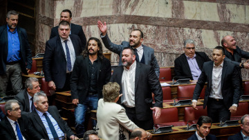 Συμφωνία των Πρεσπών: Επεισόδιο στη Βουλή με τον Μπαρμπαρούση 