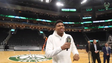 Ο Γιάννης Αντετοκούνμπο τραγουδάει τον εθνικό ύμνο με Έλληνες φιλάθλους στο γήπεδο των Μπακς!