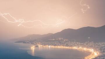 Μοναδικές εικόνες: «Κόκκινη καταιγίδα» έπληξε τη Σάμο