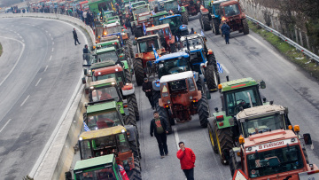 Κλήτευσαν αγρότες για το μπλόκο στη Νίκαια: Δώστε στον Τσίπρα το «νόμπελ αυταρχισμού»!