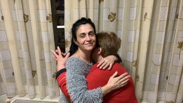 «Από τότε που αποφυλακίστηκα δεν έχω βγει ούτε στη βεράντα» λέει η καθαρίστρια που μπήκε φυλακή για ένα απολυτήριο