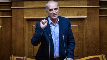 Πρωτοφανή σκηνικά στη Βουλή: Αμφισβητείται η πλειοψηφία της κυβέρνησης