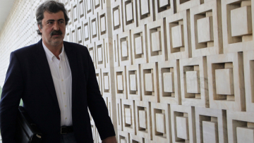 O Πολάκης υποχρεώθηκε να ομολογήσει για τον διοικητή με τα 4 πλαστά πτυχία - Καμία κουβέντα για τις ευθύνες του