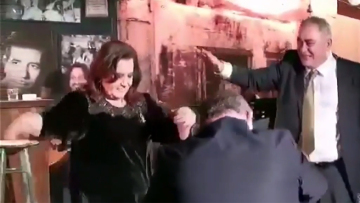 Βίντεο: Το «φιδίσιο» τσιφτετέλι της Θεοδώρας Μεγαλοοικονόμου