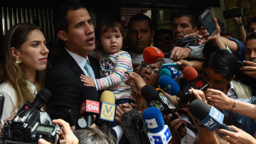 Βενεζουέλα: Ο Γκουαϊδό καταγγέλλει έφοδο των ειδικών δυνάμεων στο σπίτι του 