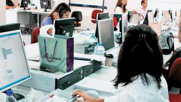 Νέος Κώδικας Ηθικής στο Δημόσιο - Βορίδης: Να μην δέχονται για δώρο οι υπάλληλοι «ούτε ένα μπουκάλι κρασί»