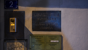 Βίντεο: Η στιγμή της επίθεσης του «Ρουβίκωνα» στην ιταλική πρεσβεία 