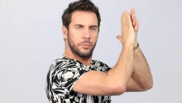 Χαμός στο Twitter με το εκκεντρικό κουστούμι του Γιώργου Μαζωνάκη