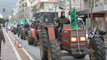 Αγρότες με τρακτέρ έφτασαν στην πλατεία της Καλαμάτας και έριξαν σανό στα γραφεία τουΣΥΡΙΖΑ