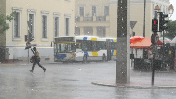 Καιρός: «Κόκκινος συναγερμός» για τις καταιγίδες και τους νοτιάδες