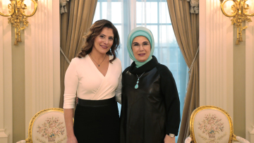 Μπουζούκι και λαχανοντολμάδες στο δείπνο, τσάι και χαμόγελα για Περιστέρα Μπαζιάνα και Εμινέ Ερντογάν