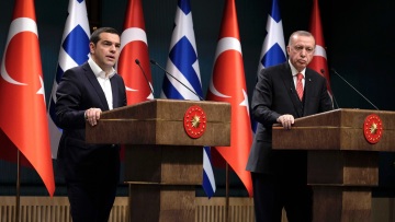 Liberation για τους «8»: Με ποιο δικαίωμα εξαπολύει ανθρωποκυνηγητό σε ευρωπαϊκό έδαφος ο Ερντογάν;