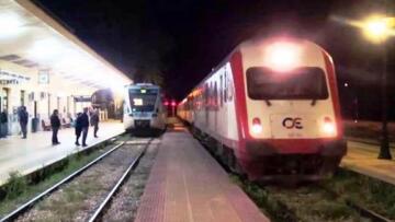 Απίστευτο... Έκοψαν τα καλώδια και ακινητοποίησαν τρένο στον Δομοκό!