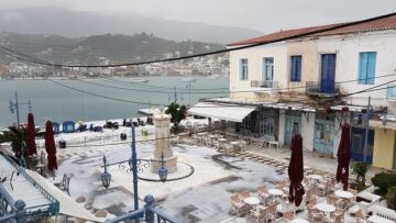 Άσπρισε από το χαλάζι ο Πόρος - Δείτε εντυπωσιακές εικόνες 