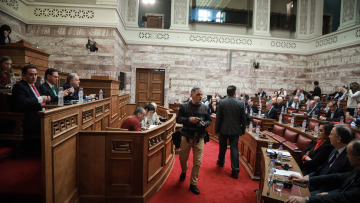 Συζητείται στη Βουλή το Πρωτόκολλο ένταξης των Σκοπίων στο ΝΑΤΟ