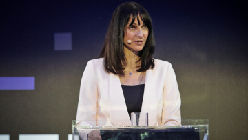 Η Κουντουρά βρίσκει «χαμηλή» τη δαπάνη των 3.092 ευρώ για τα κινητά της