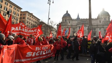 Χιλιάδες Ιταλοί στους δρόμους κατά της κυβέρνησης Κόντε