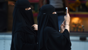 «Ξεπουλάει» στη Σαουδική Αραβία η εφαρμογή που επιτρέπει στους άνδρες να παρακολουθούν τις συζύγους τους