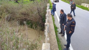 Αγωνία για τους 4 αγνοούμενους στην Κρήτη - «Το 1,5 μέτρο νερού, δεν μας επιτρέπει να κάνουμε έρευνες», λένε οι πυροσβέστες