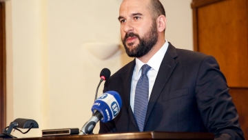 Σε κλοιό διαδηλωτών ο Τζανακόπουλος στην Κατερίνη